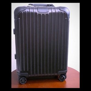 RIMOWA Original cabin-size luggage. Color black.